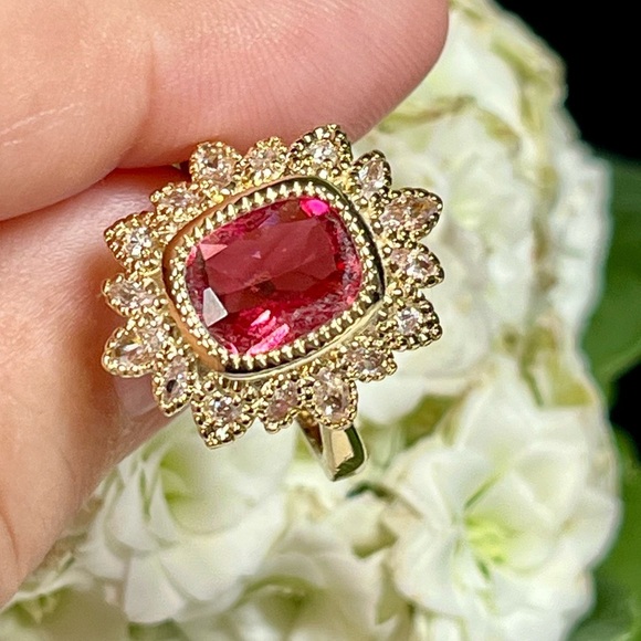 Elegant Gold and Red/Pink Gemstone Ring - Picture 1 of 11